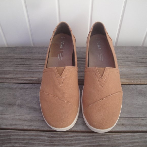 Tom's Shoes - Tom's Shoes Avalon Almond Canvas New without Tags 8.5